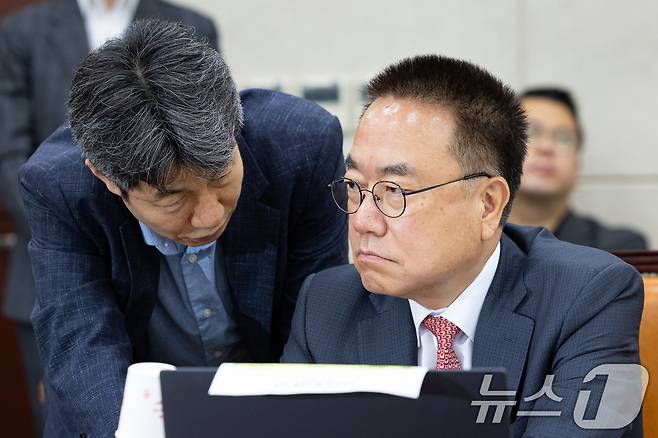 1일 서울 여의도 국회에서 열린 제436회 국회(임시회) 제9회 전국동시지방선거 투표용지 부족사태 등 국민참정권 침해 진상규명 및 선거관리 개혁을 위한 국정조사특별위원회 제3차 전체회의에서 더불어민주당 윤건영, 국민의힘 서범수 간사가 대화하고 있다. 2026.7.1 ⓒ 뉴스1 유승관 기자