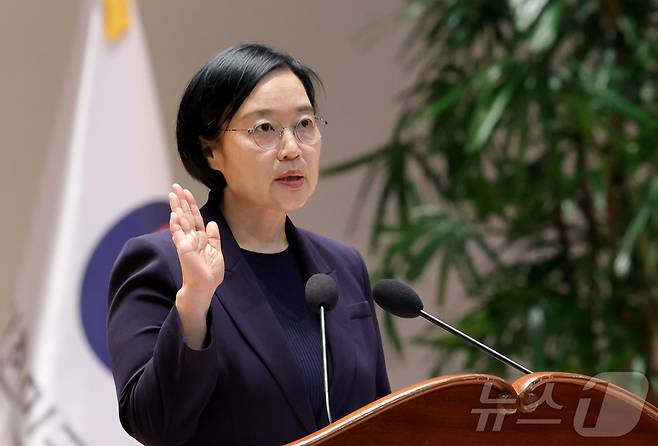 한성숙 신임 국무총리가 2일 오전 세종시 정부세종청사에서 열린 제50대 국무총리 취임식에서 취임선서를 하고 있다. 2026.7.2 ⓒ 뉴스1 김기남 기자