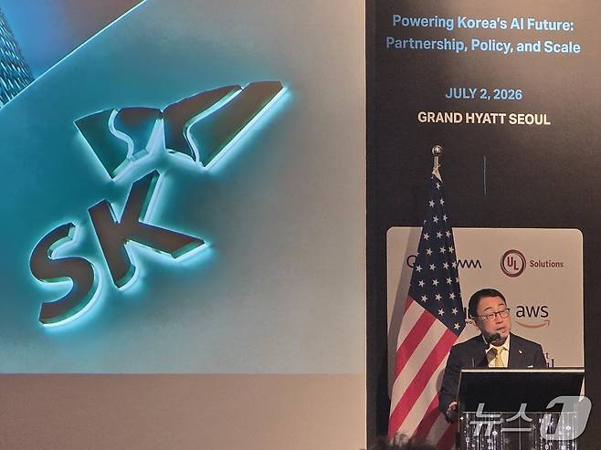 유영상 SK수펙스추구협의회 AI 위원장이 2일 그랜드하얏트 서울에서 열린 '암참(주한미국상공회의소) AI 포럼 2026'에서 '반도체 수출국에서 토큰 수출국으로-글로벌 AI 3강을 위한 SK의 역할'을 주제로 특별 연설을 하고 있다. 2026.7.2/뉴스1 양새롬 기자
