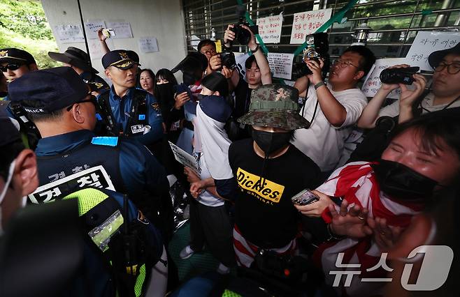2일 오후 국정조사특별위원회의 개표소 현장조사를 앞둔 서울 송파구 올림픽공원 핸드볼경기장에서 시위 참가자들이 스크럼을 짜며 출입구를 막아서자 경찰이 강제해산을 시도하고 있다. 2026.7.2 ⓒ 뉴스1 구윤성 기자