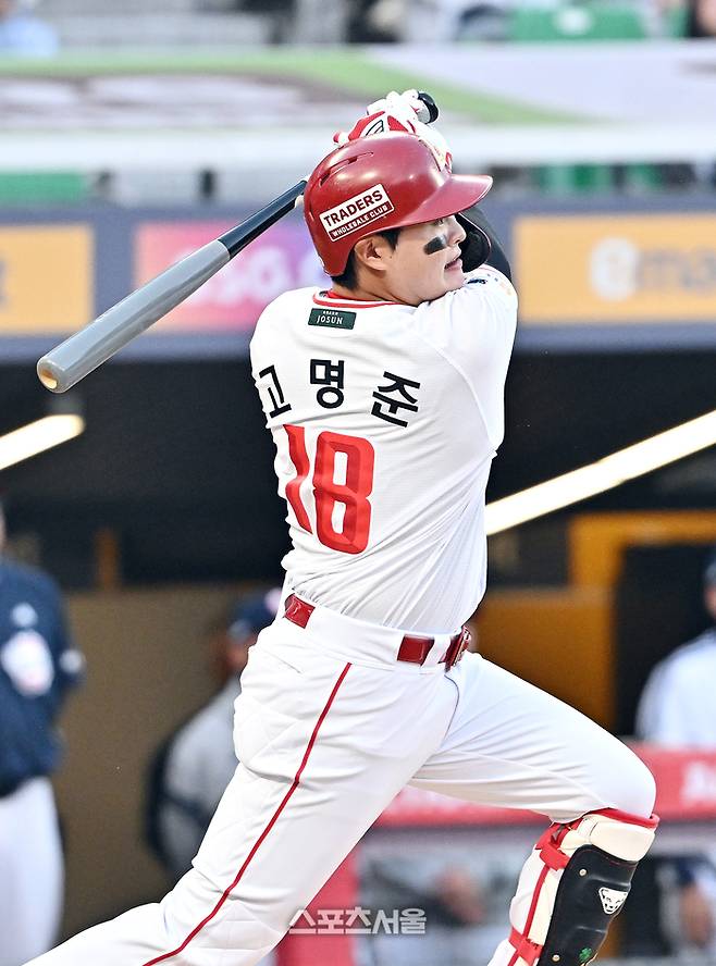 SSG 고명준이 15일 문학구장에서 열린 2026 KBO리그 두산과의 경기 1회말 2사 2-3루 상황에서 두산 선발 이영하를 상대로 선제 3점 홈런을 치고 있다. 문학 | 박진업 기자 upandup@sportsseoul.com