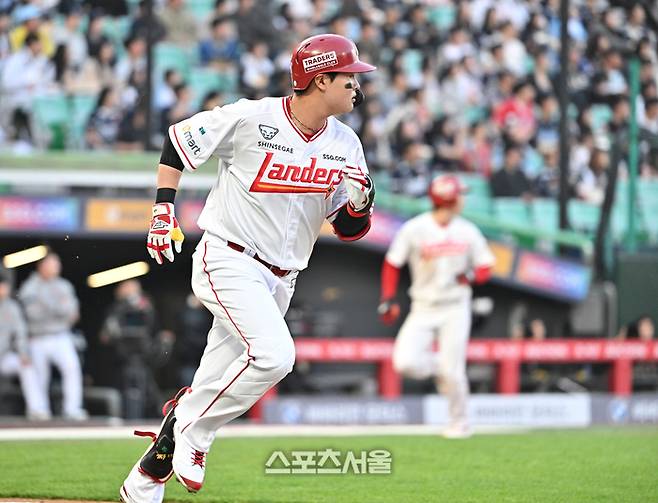 SSG 고명준이 15일 문학구장에서 열린 2026 KBO리그 두산과의 경기 1회말 2사 2-3루 상황에서 두산 선발 이영하를 상대로 선제 3점 홈런을 친 뒤 타구를 바라보고 있다. 문학 | 박진업 기자 upandup@sportsseoul.com