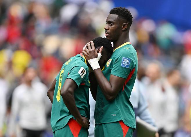 Soccer Football - FIFA World Cup 2026 - Round of 32 - Belgium v Senegal - Seattle Stadium, Seattle, Washington, U.S. - July 1, 2026 Senegal's Lamine Camara and Moussa Niakhate look dejected after the match as Senegal are eliminated from the World Cup IMAGN IMAGES via Reuters/Troy Wayrynen<저작권자(c) 연합뉴스, 무단 전재-재배포, AI 학습 및 활용 금지>