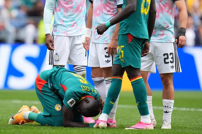 Senegal's Pathe Ciss (6) kneels on the pitch after Belgium were awarded a penalty during the World Cup round of 32 soccer match between Belgium and Senegal in Seattle, Wednesday, July 1, 2026. (AP Photo/Manu Fernandez)<저작권자(c) 연합뉴스, 무단 전재-재배포, AI 학습 및 활용 금지>