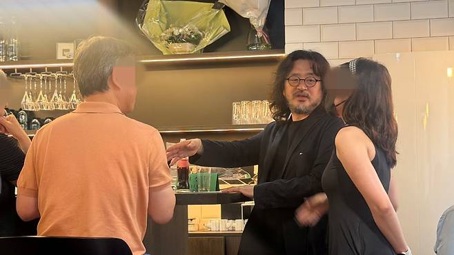 방송인 김어준(58)씨가 지난 30일(현지 시각) 프랑스 파리의 한식당 ‘방드르디 구르망(Vendredi Gourmand·금요 미식회)’ 개업식에서 손님들과 대화하고 있다./원선우 특파원