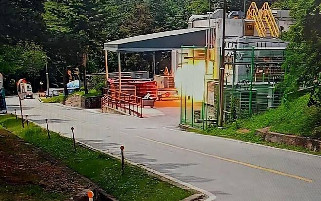 지난 1일 오전 발생한 대전 유성구 한화에어로스페이스 대전사업장 56동 세척실 폭발 순간을 담은 외부 폐쇄회로(CC)TV 영상 캡처 사진. /박정현 더불어민주당 의원실 제공