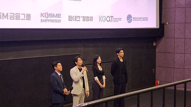 전화성(왼쪽 첫 번째) 씨엔티테크 대표와 영화 '배치(Batch): 성장' 주연 배우들이 관객들을 향해 인사하고 있다. /씨엔티테크·조선비즈