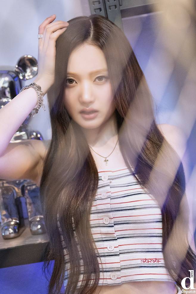 Yui, a member of the group Keyveatz, exuded a cat-like, aloof charm at a promotional event celebrating the release of their debut EP, OXY_GEN. Through this promotional run, Yui captivated fans by showcasing her diverse charms.