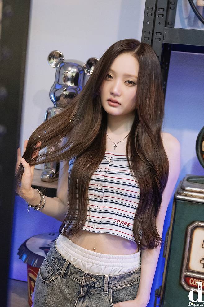 Yui, a member of the group Keyveatz, exuded a cat-like, aloof charm at a promotional event celebrating the release of their debut EP, OXY_GEN. Through this promotional run, Yui captivated fans by showcasing her diverse charms.