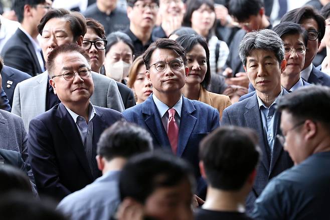 국정조사 특별위원회 윤상현 위원장과 윤건영, 서범수 여야 간사가 2일 오후 개표소 현장조사를 위해 서울 송파구 올림픽공원 핸드볼경기장을 찾아 출입문이 개방되는 동안 대기하고 있다. 2026.7.2 ⓒ 뉴스1