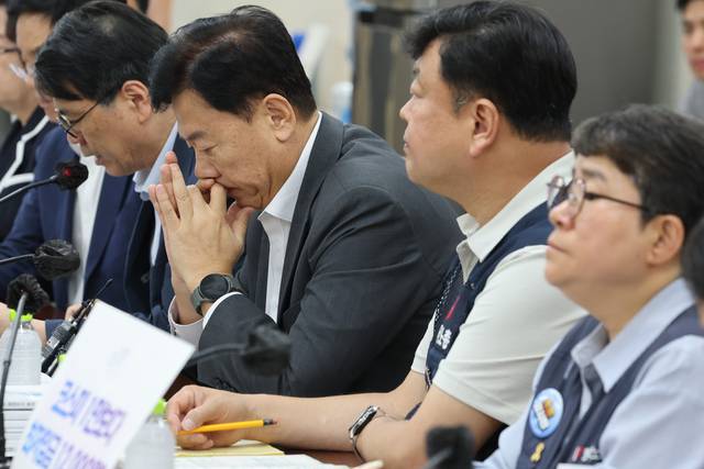 2일 정부세종청사 최저임금위원회에서 제11차 전원회의가 열리고 있다. 왼쪽부터 양옥석 중소기업중앙회 인력정책본부장, 류기정 한국경영자총협회(경총) 전무, 류기섭 한국노총 사무총장, 민주노총 이미선 부위원장.   [연합뉴스]