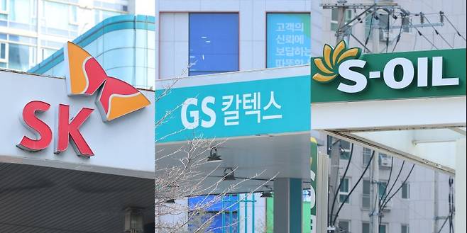 지난 3월 서울 시내 SK에너지(왼쪽부터), GS칼텍스, 에쓰오일 주유소 전경. 연합뉴스