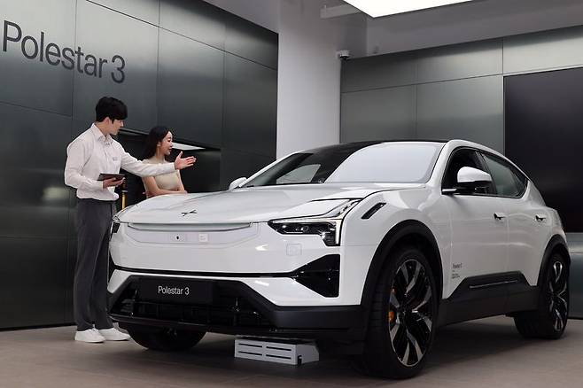 스웨덴 프리미엄 전기차 브랜드 폴스타의 플래그십 전기 퍼포먼스 SUV '폴스타3(Polestar3)가 국내 출시돼 2일 서울 강남구 폴스타 스페이스에 전시돼 있다. 폴스타3의 국내 판매 가격은 리어 모터 7790만원, 듀얼 모터 8590만원, 퍼포먼스 9900만원이며 공식 출고는 2026년 9월부터 순차적으로 시작될 예정이다. 사진=서동일 기자