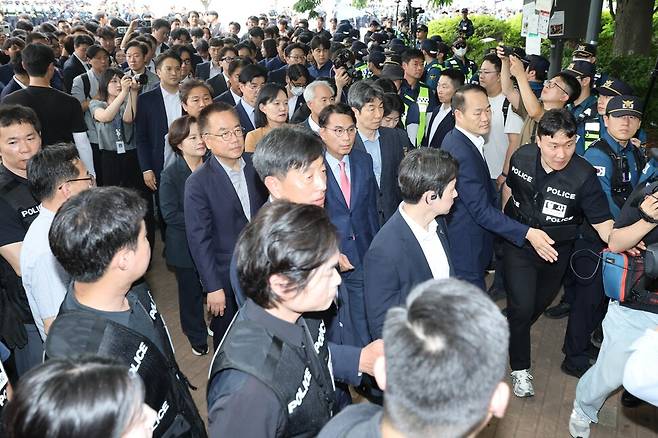 국회 ‘제9회 전국동시지방선거 투표용지 부족 사태 등 국민 참정권 침해 진상규명 및 선거관리 개혁을 위한 국정조사 특별위원회’ 위원들이 2일 현장 조사를 위해 서울 송파구 올림픽공원 핸드볼경기장 개표소로 들어가고 있다. 연합뉴스