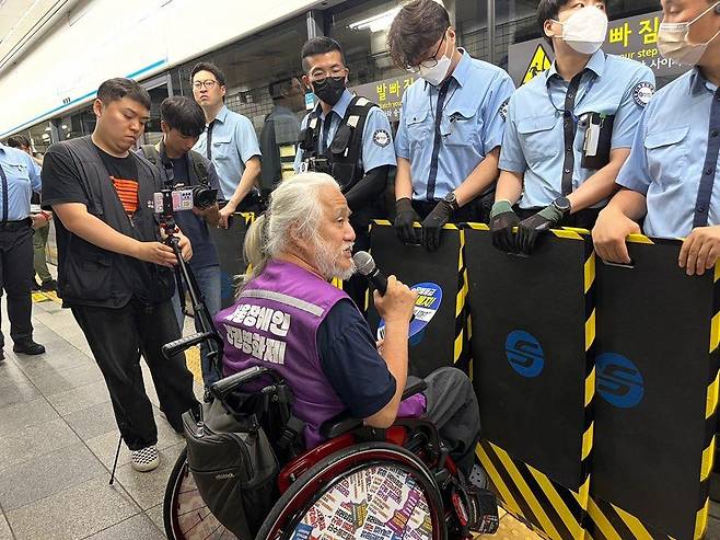 2023년 7월 3일 박경석(휠체어 앉은 이) 전국장애인차별철폐연대 상임공동대표가 서울 지하철 4호선 혜화역 승강장에서 퇴근길 지하철 시위를 하고 있다. 연합뉴스