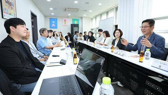 조지훈 전주시장이 AI 기업인들과 간담회를 갖고 있다. [사진=전주시]