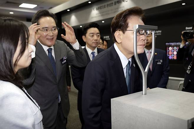 이재명 대통령이 2일 충남 아산에서 열린 충청권 첨단산업 발전비전 국민보고회에서 AR 글라스를 체험하고 있다. 왼쪽은 이재용 삼성전자 회장. 뉴스1