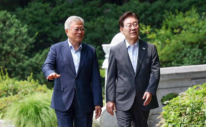 이재명 대통령이 1일 청와대에서 문재인 전 대통령과 함께 오찬을 위해 상춘재로 이동하고 있다. 청와대사진기자단