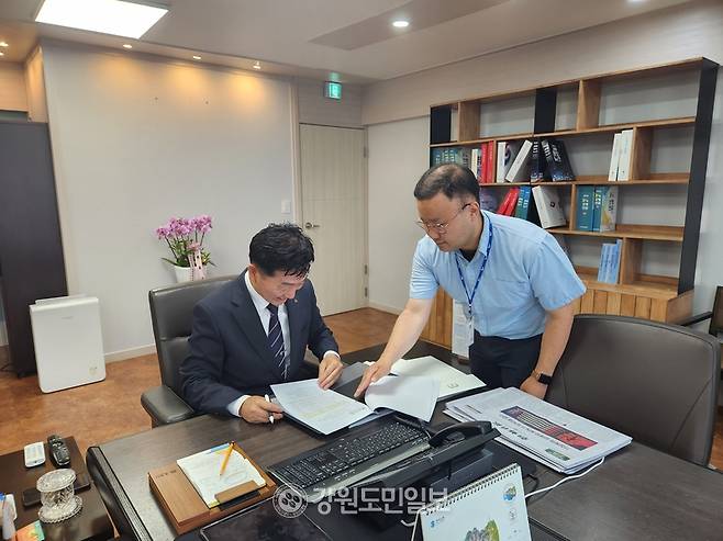 ▲ 이정학 동해시장이 정부가 추진 중인 AI 메가프로젝트와 연계된 AI 데이터센터 사업 대응 전담 TF 구성에 대한 1호 결재를 하고 있다.