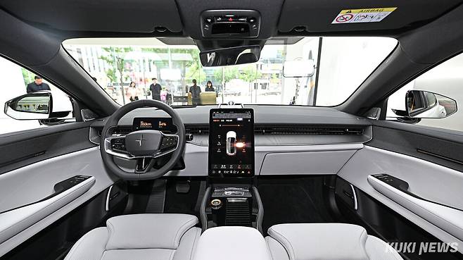 폴스타코리아가 첫 대형 SUV ‘폴스타 3‘를 공개한 가운데 2일 서울 강남구 폴스타 스페이스 서울에 차량이 전시돼 있다.