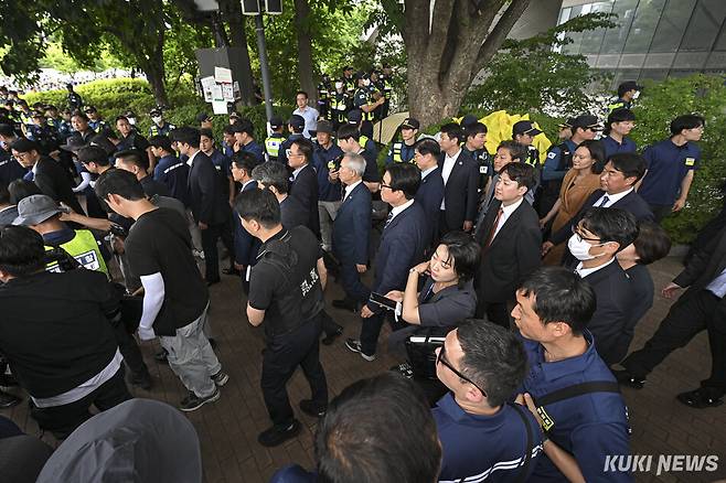 2일 서울 송파구 올림픽공원 핸드볼경기장에서 선거 관련 물품의 보관 상태 등을 점검한 국조특위 위원들이 현장을 나서고 있다.