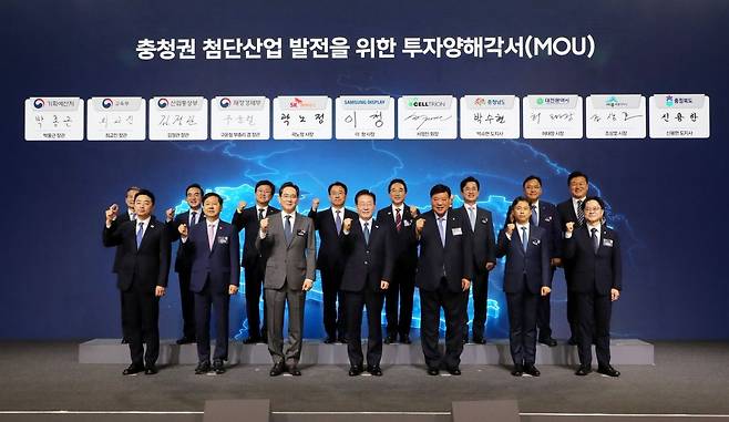 이재명 대통령과 이재용 삼성전자 회장, 박수현 충남지사 등이 2일 삼성디스플레이 아산 제2캠퍼스에서 열린 충청권 첨단산업 발전비전 국민보고회에 참석해 기념촬영하고 있다. 충남도 제공
