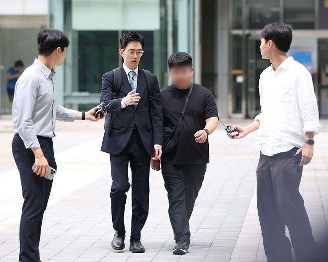 잠실 개표소 봉쇄 시위 도중 경찰관을 폭행한 혐의를 받는 20대 남성이 2일 구속 전 피의자 심문(영장실질심사)을 위해 서울 동부지법으로 향하고 있다. 연합뉴스