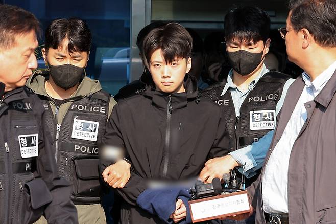 포토라인 선 ‘여고생 흉기 살인’ 장윤기 [연합뉴스]