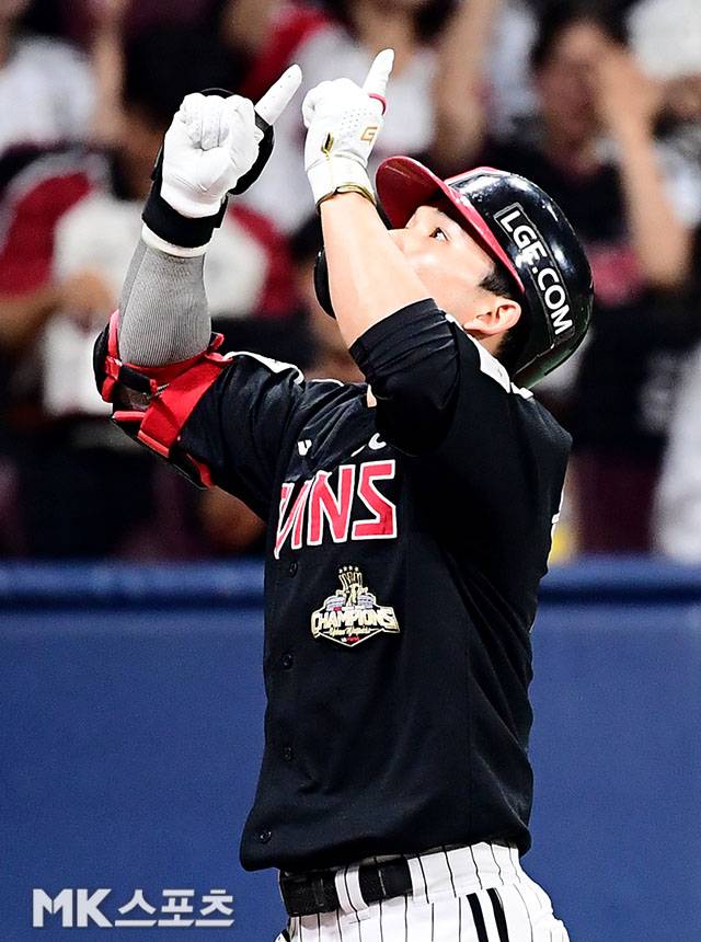 1일 오후 서울 고척스카이돔에서 ‘2026 신한 SOL KBO 리그’ LG 트윈스와 키움 히어로즈 경기가 열렸다. 2회초 1사 1루에서 LG 문성주가 키움 선발 알칸타라를 상대로 선제 투런홈런을 치고 홈으로 향하면서 세리머니를 하고 있다. 사진(고척 서울)=김영구 기자