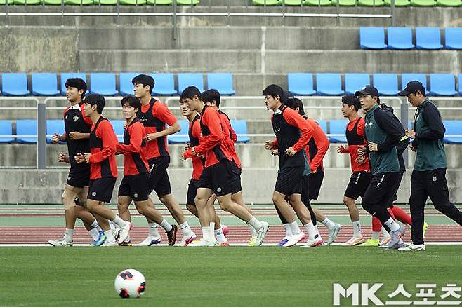 훈련 중인 강원 FC 선수들. 사진=이근승 기자
