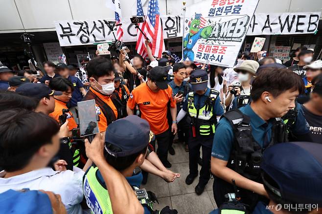 (서울=뉴스1) 구윤성 기자 = 2일 서울 송파구 올림픽공원 핸드볼경기장 개표소 앞에서 국조특위 현장조사를 앞두고 시위 참가자 간 충돌이 일어나 경찰과 구급대원이 현장을 수습하고 있다. 2026.7.2/뉴스1  Copyright (C) 뉴스1. All rights reserved. 무단 전재 및 재배포,  AI학습 이용 금지. /사진=(서울=뉴스1) 구윤성 기자
