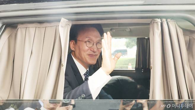 김민석 국무총리가 1일 오전 서울 종로구 정부서울청사에서 열린 제49대 국무총리 이임식을 마친 뒤 청사를 떠나며 인사하고 있다. /사진=뉴시스