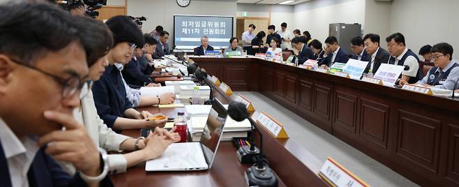 2일 세종시 정부세종청사 최저임금위원회에서 열린 2027년도 최저임금위원회 11차 전원회의에 참석한 공익위원 및 특별위원들이 노사 발언을 듣고 있다. / 사진=뉴스1