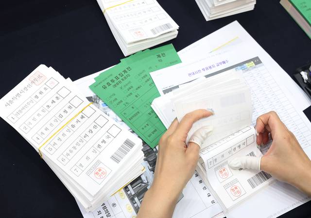 6·3지방선거일인 지난 3일 서울 관악구 서울대학교 체육관에 마련된 개표소에서 개표사무원이 유효 투표를 집계하고 있다. 연합뉴스