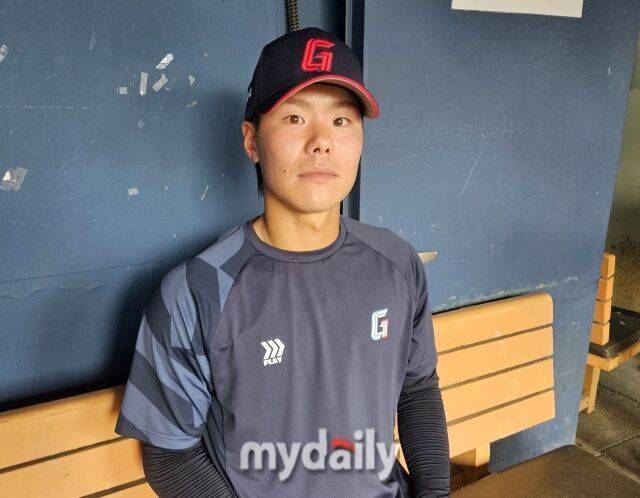 롯데 자이언츠 투수 이이무라 쇼타가 1일 두산 베어스와 원정 경기를 앞두고 현장을 찾은 취재진과 인터뷰 후 포즈를 취하고 있다./잠실=심혜진 기자