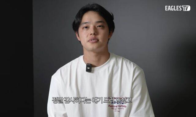 문동주가 웃으며 팀 동료들과 인사를 나눴다./한화 유튜브 채널 이글스 티비 캡처