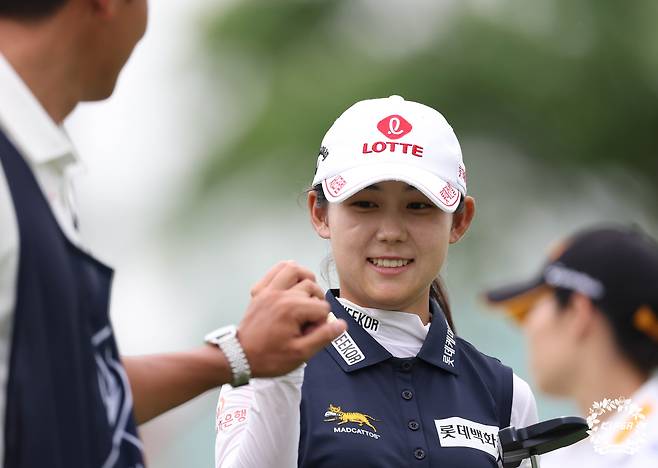 6번 홀에서 파 세이브에 성공한 후 캐디와 하이파이브를 하고 있는 황유민. [사진=KLPGA]