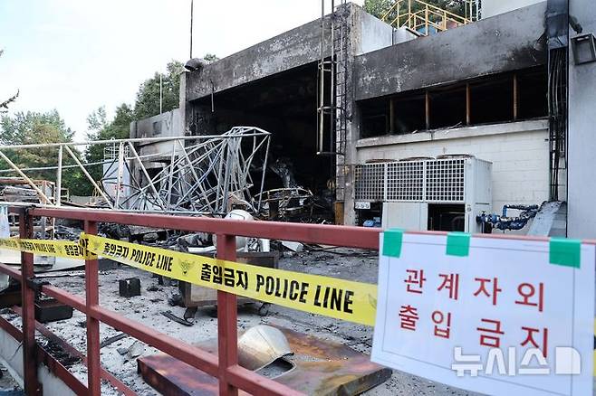 [서울=뉴시스] 김금보 기자 = 1일 폭발 사고가 발생한 대전 유성구 한화에어로스페이스 대전사업장이 통제되고 있다.(공동취재) 2026.06.01. photo@newsis.com