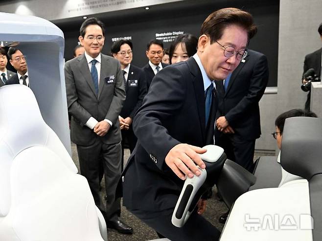 [아산=뉴시스] 최동준 기자 = 이재명 대통령이 2일 충남 아산시에서 열린 충청권  첨단산업 발전비전 국민보고회에 앞서 삼성디스플레이의 스마트자동차에 탑승하고 있다. 2026.07.02. photocdj@newsis.com