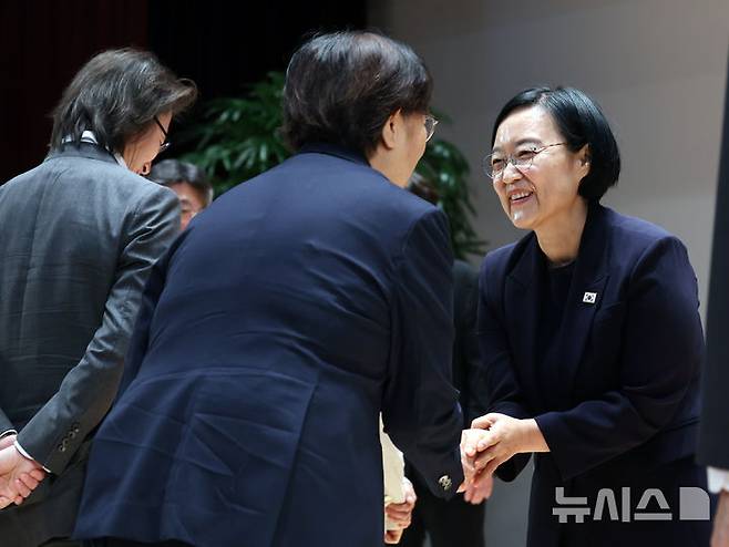 [세종=뉴시스] 배훈식 기자 = 한성숙 국무총리가 2일 오전 세종시 정부세종청사에서 열린 취임식에서 장관급 인사들과 악수하고 있다. 2026.07.02. dahora83@newsis.com