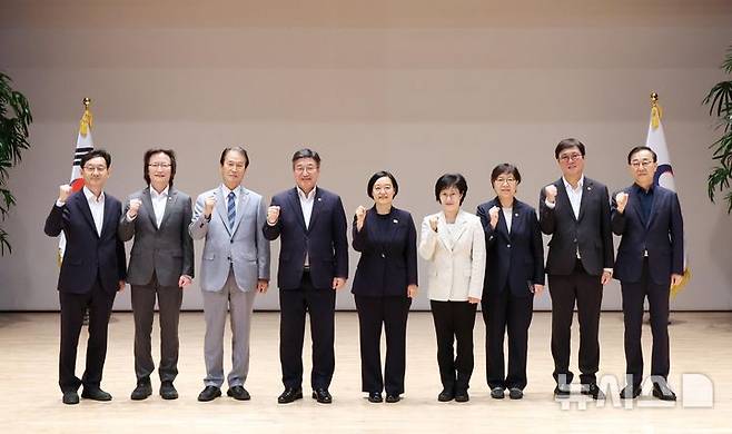 [세종=뉴시스] 배훈식 기자 = 한성숙 국무총리가 2일 오전 세종시 정부세종청사에서 열린 취임식에서 장관들과 기념촬영 하고 있다. 2026.07.02. dahora83@newsis.com