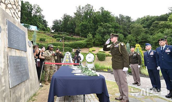 [오산=뉴시스] 김종택 기자 = 2일 경기 오산시 죽미령 평화공원에서 열린 제76주년 유엔군 초전기념 및 미 스미스부대 전몰장병 추도식에서 참석자들이 기념비에 헌화 후 경례하고 있다. 2026.07.02. jtk@newsis.com