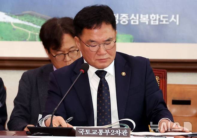[서울=뉴시스] 조성봉 기자 = 백원국 전 국토교통부 제2차관이 지난해 4월 15일 오전 서울 여의도 국회에서 열린 제1차 교통법안심사소위원회 회의에서 자료를 살펴보고 있다. 2026.07.02. suncho21@newsis.com