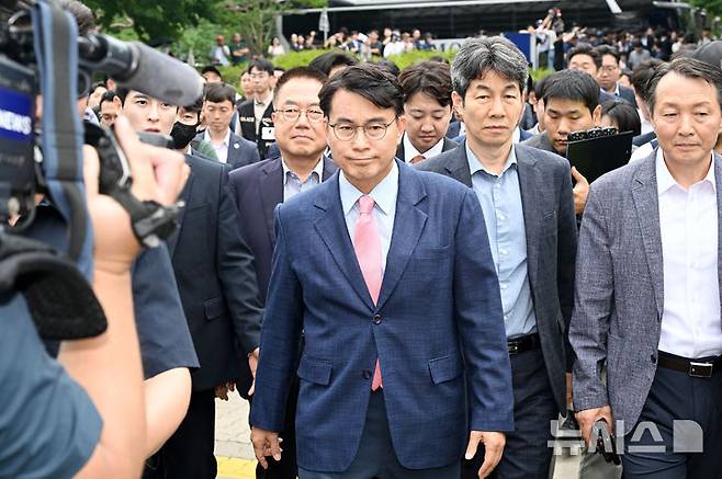 [서울=뉴시스] 국회사진기자단 = 윤상현 국조특위 위원장과 6·3 지방선거 투표용지 부족 사태를 조사 중인 국회 국정조사특별위원회 위원들이 2일 서울 송파구 올림픽공원 내 개표소로 향하고 있다. 2026.07.02. photo@newsis.com