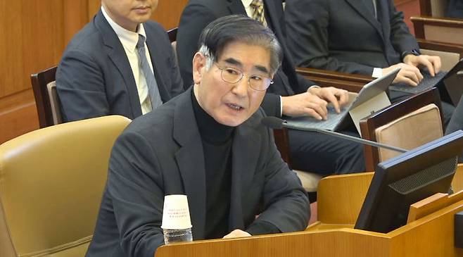 [서울=뉴시스] 김용현 전 국방부 장관 측 역시 비상계엄이 장기집권을 위한 친위쿠데타가 아니라 국가 기능 마비를 국민에게 알리기 위한 '메시지성 단기 계엄'이었다는 기존 주장을 이어갔다. 사진은 김 전 장관이 지난해 1월 23일 서울 종로구 헌법재판소에서 열린 대통령 탄핵심판 4차 변론기일에 증인으로 출석해 질문에 답변하는 모습. (사진=헌법재판소 제공) 2026.07.02. photo@newsis.com *재판매 및 DB 금지