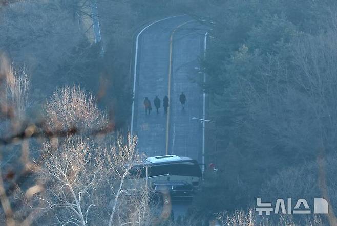 [서울=뉴시스] 고위공직자범죄수사처(공수처)가 윤석열 대통령 체포영장 집행을 시도한 지난해 1월 3일 오전 공수처 관계자들이 서울 용산구 관저로 향하고 있다. (사진=뉴시스DB). 2026.07.03. photo@newsis.com