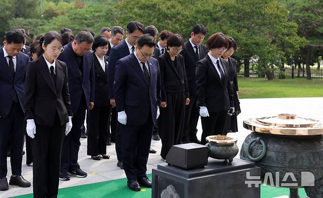 [서울=뉴시스] 홍효식 기자 = 정근식 서울시교육감이 1일 오전 서울 동작구 국립서울현충원을 찾아 현충탑에 묵념하고 있다. 2026.07.01. yesphoto@newsis.com