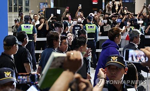 귀국하는 홍명보 [연합뉴스 제공]