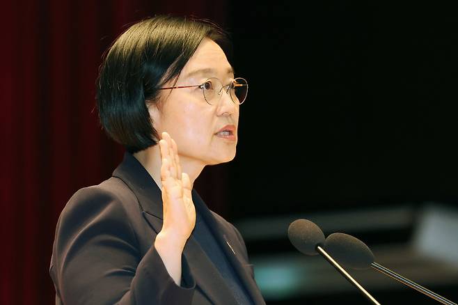 한성숙 국무총리가 2일 세종시 정부세종청사에서 열린 취임식에서 선서하고 있다. 연합뉴스