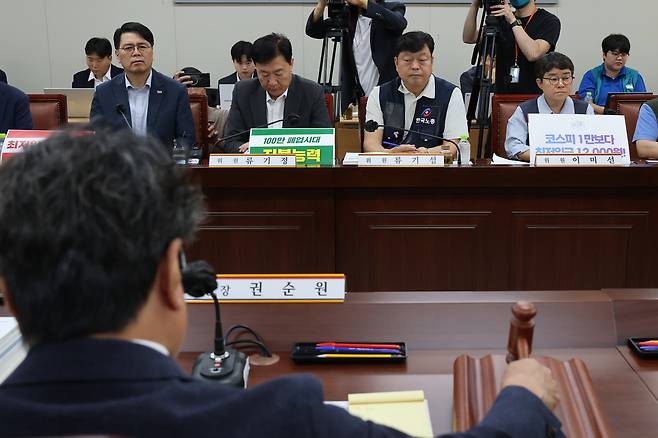 권순원 최저임금위원장이 2일 정부세종청사 최저임금위원회에서 열린 제11차 전원회의를 주재하고 있다.&nbsp; &nbsp; 연합뉴스